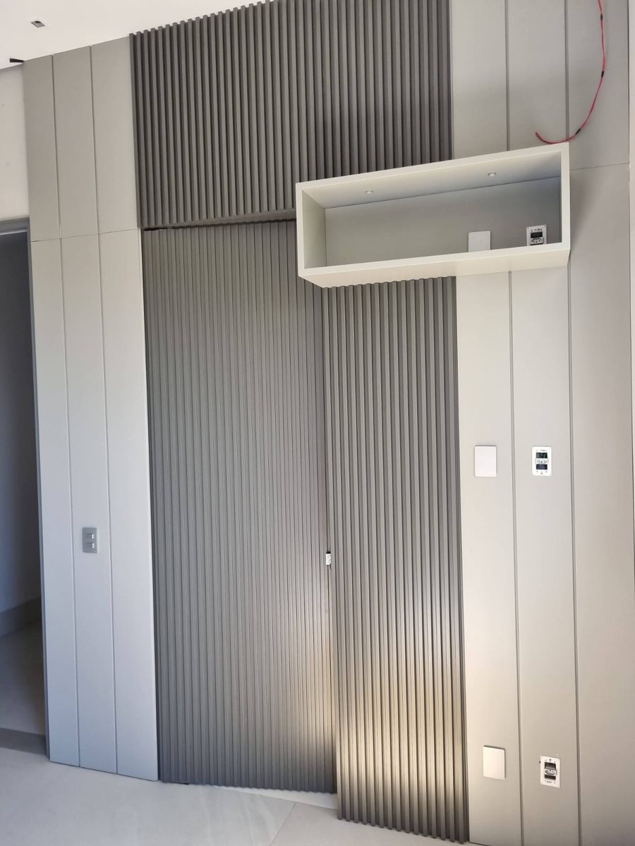 Painel ripado com acabamento contemporâneo